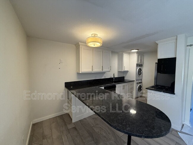 Building Photo - 205 E Hurd St