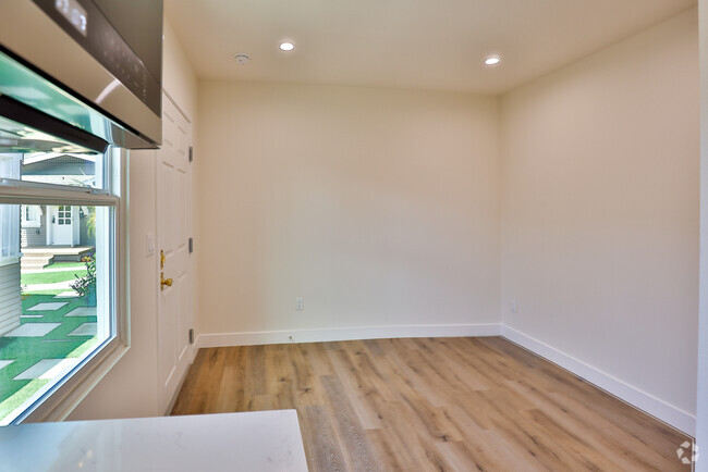 Building Photo - 619 W 30th St Rental