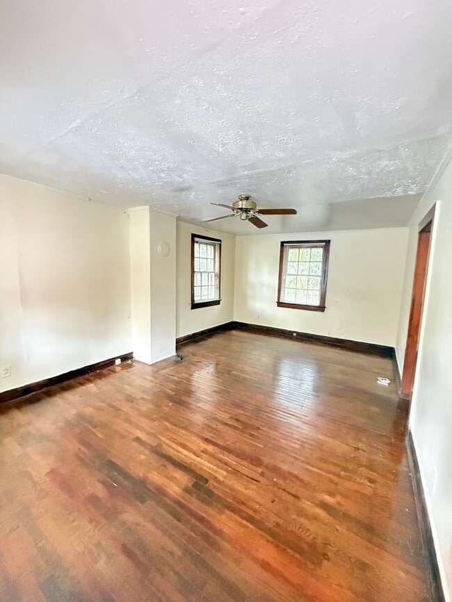 Building Photo - Downstairs Duplex 1 Bedroom, 1 Bath – Avai... Rental