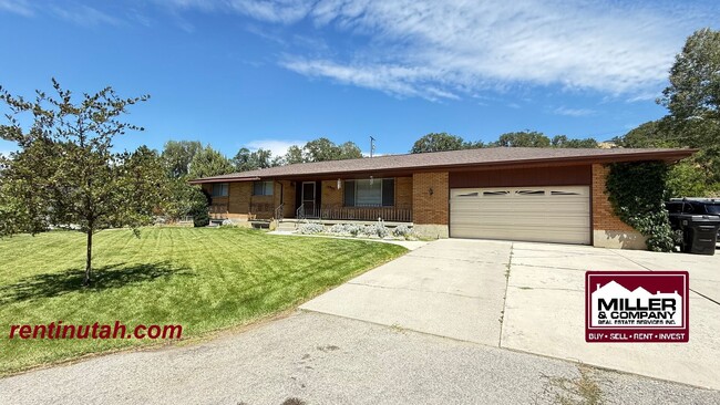 Building Photo - Charming home on private lane!