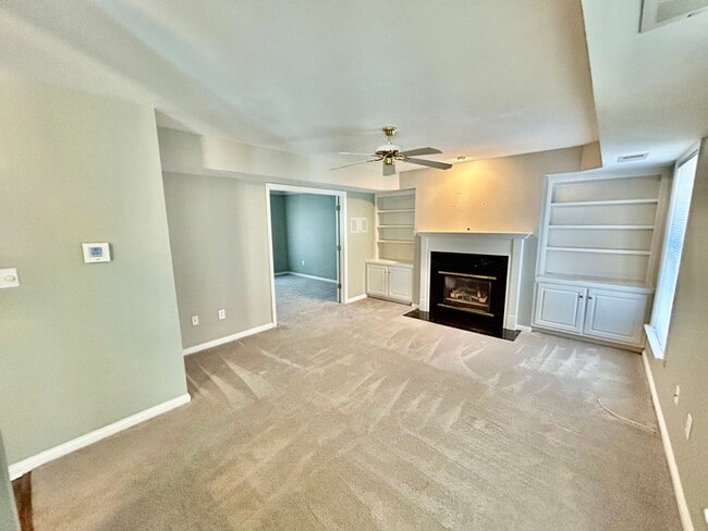 Photo - MOVE IN NOW OCTOBER RENT FREE -Spacious 4 ...