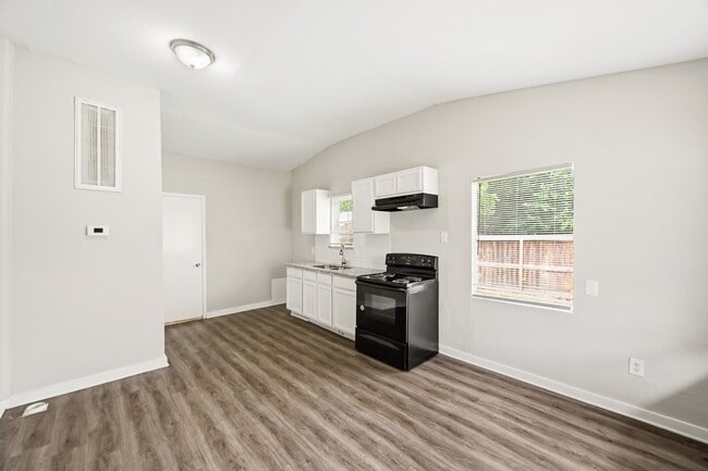 Photo - 10001 Lucore St