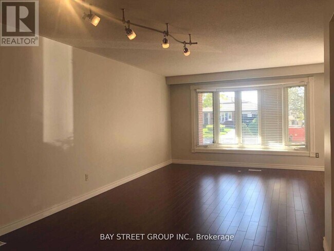 Photo - 641 Eaglemount Crescent