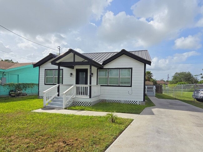 Building Photo - Beautifully Remodeled 3BD/2BTH Home on a Large Lot!