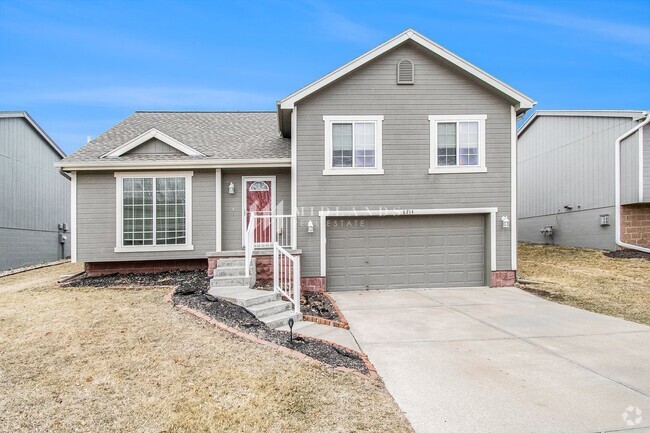 Building Photo - Standing Bear Lake Home