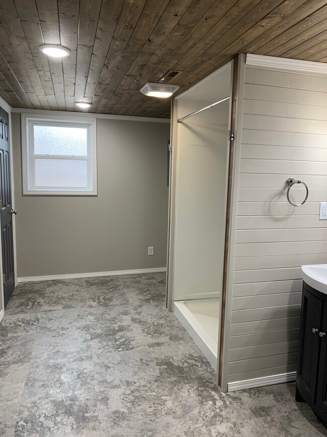 Building Photo - 4905 Cresthaven Dr