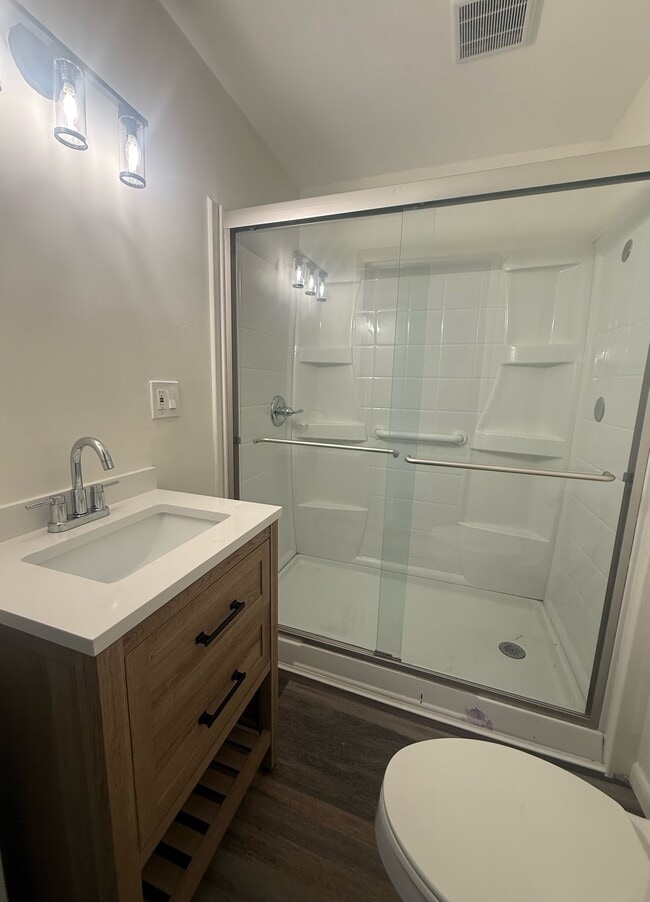 Building Photo - 5617 Abbottsford St Unit 1