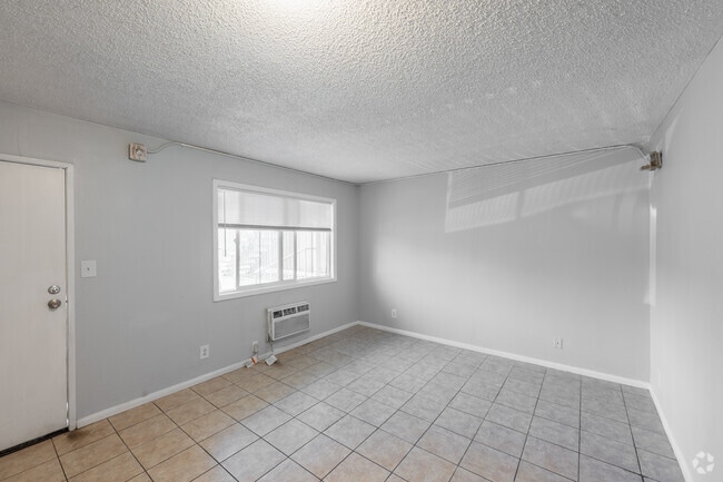 1BR, 1BA - 550SF - Living Room