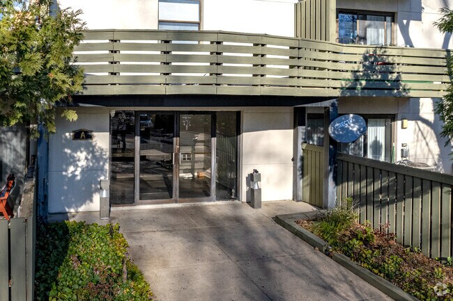 Entrance - Hampshire House Apartments