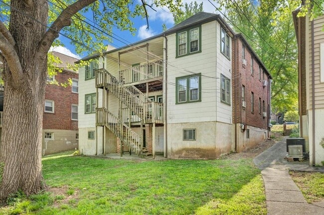 Parte trasera del edificio de apartamentos - 2521 Longview Ave SW Unidad 3