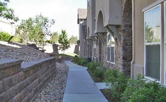 Building Photo - Beautifully Updated 3Bed/3Bath Townhome!