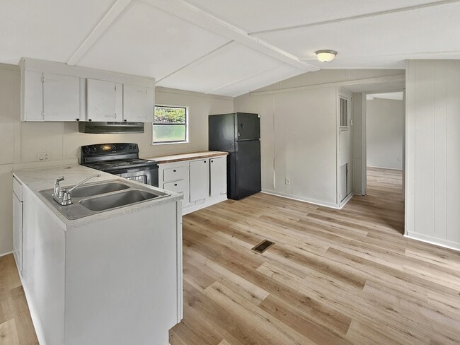 Photo - 412 McElhaney Rd