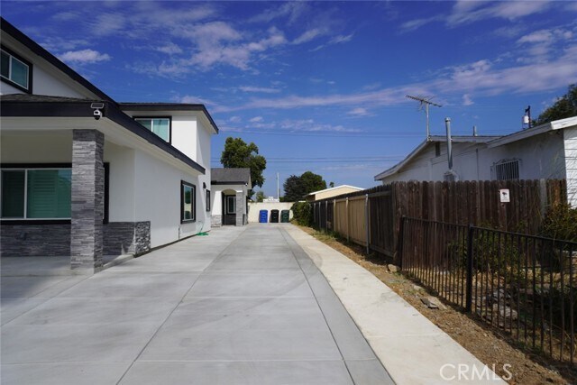 148 S Lark Ellen Ave