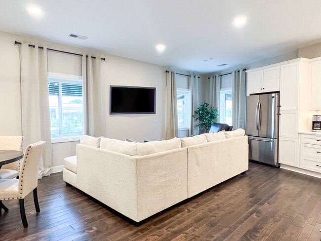 Building Photo - 63 7th Ave S Unit 2