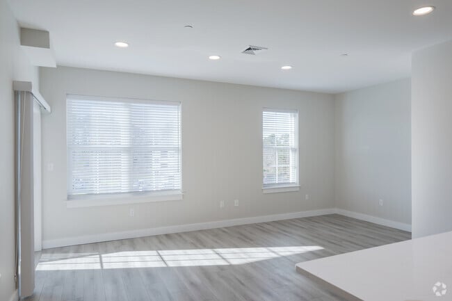 1 BR, 1 BA-900SF
