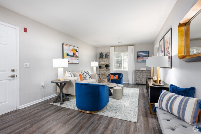 2BR, 2BA - 1,035SF - Living Room