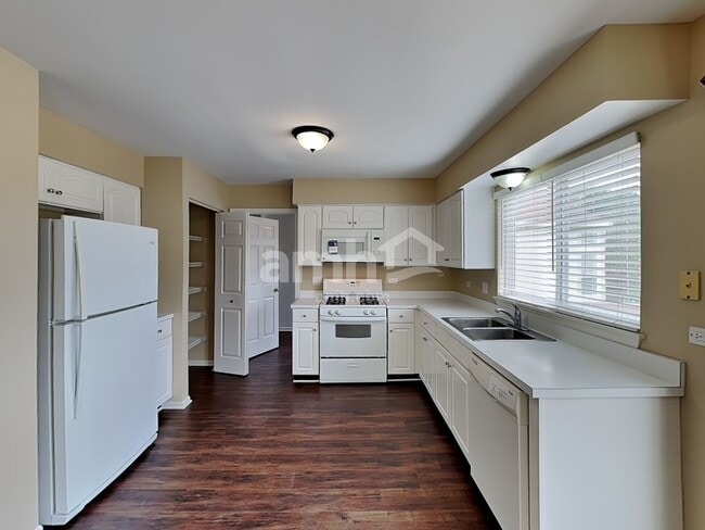 Photo - 2030 Brittany Bnd