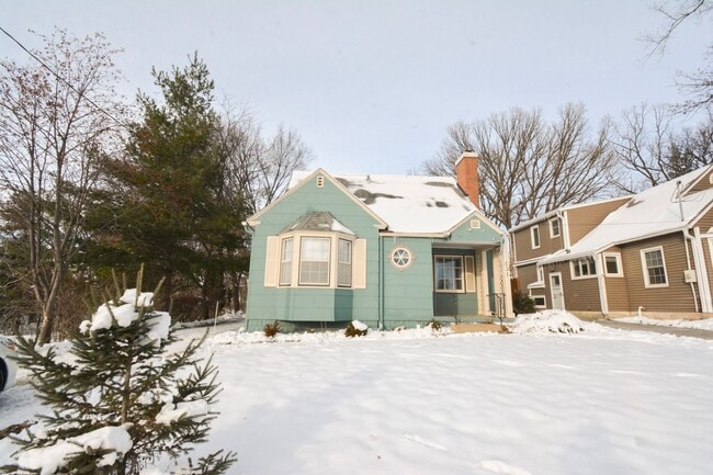 Building Photo - Beautiful 4 Bedroom With Modern and Unique Features Available For Rent NOW!