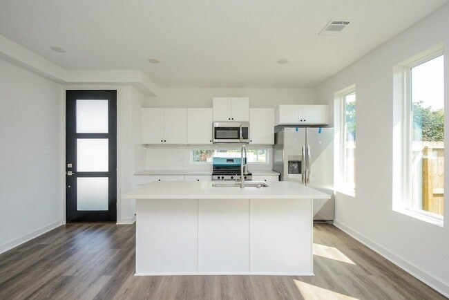 Photo - 4358 Clover St