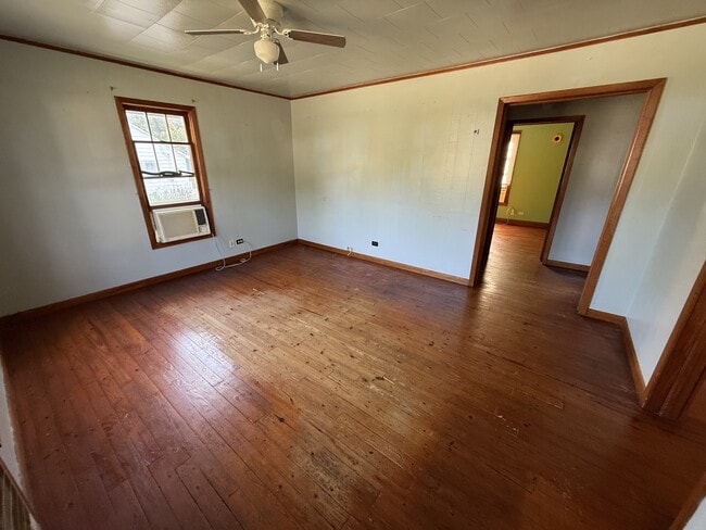 Building Photo - 347 S Cedar St Rental