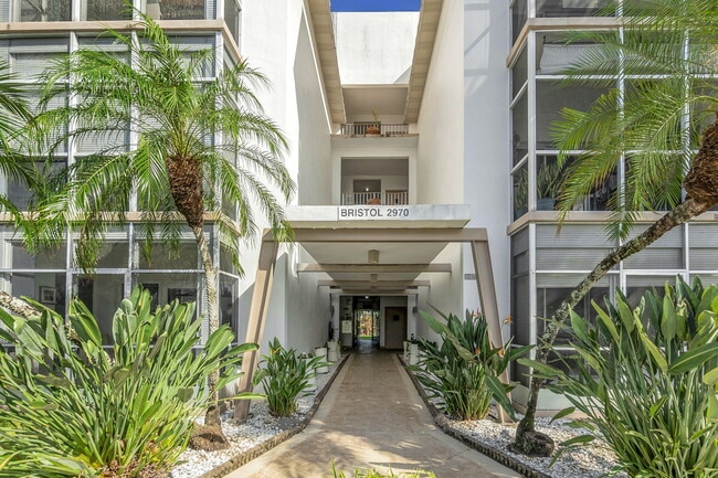 Building Photo - 2970 NE 16th Ave Unit 211