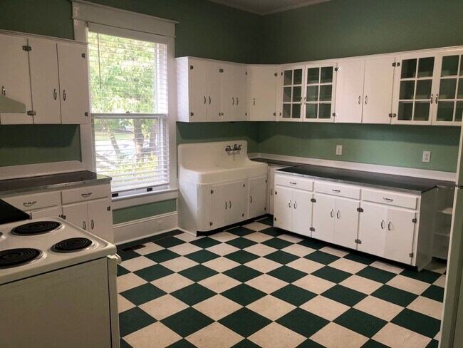 Photo - 110 N Hilliard St