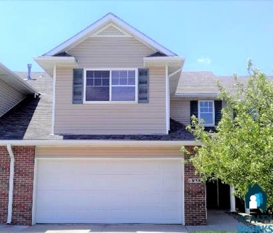 Beautiful 3 Bedroom Townhome! - Beautiful 3 Bedroom Townhome!