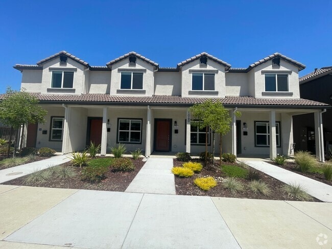 Building Photo - 2 bed, 2.5 bathroom Townhouse Unit 1060-102