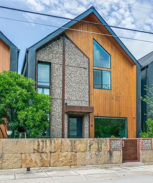 Building Photo - LUXURY TOWNHOME IN LONE STAR DISTRICT