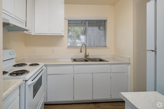 1BR, 1BA - 566SF - with Patio - Kitchen