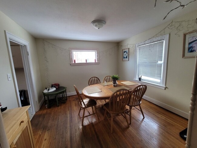 Photo - AVAILABLE JUNE 1st 2026 - 3 Bed 1 Bath Beautiful Woodland Home