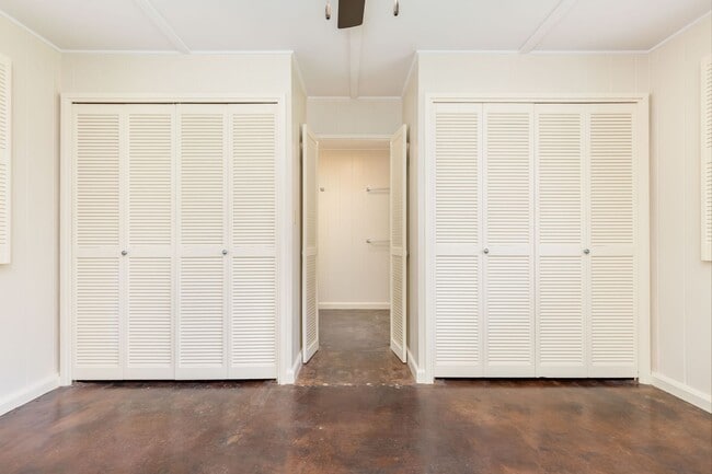 Photo - Rare Find: Tantalus Rustic Charm: Large: 1 Bdr/1 Bth:- Electric Included