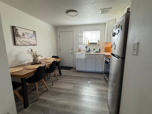 Photo - Freshly Renovated 2 Bedroom Orem Apartment!! Unit 1440
