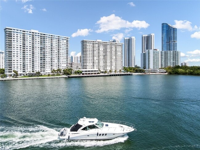 Building Photo - 300 Bayview Dr Unit 307