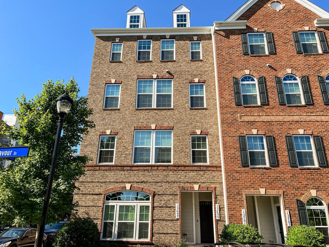 Stunning and Spacious 3 Bed, 2.5 Bath End-... - Stunning and Spacious 3 Bed, 2.5 Bath End-...