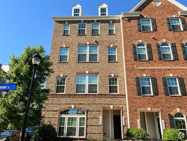 Building Photo - Stunning and Spacious 3 Bed, 2.5 Bath End-... Rental