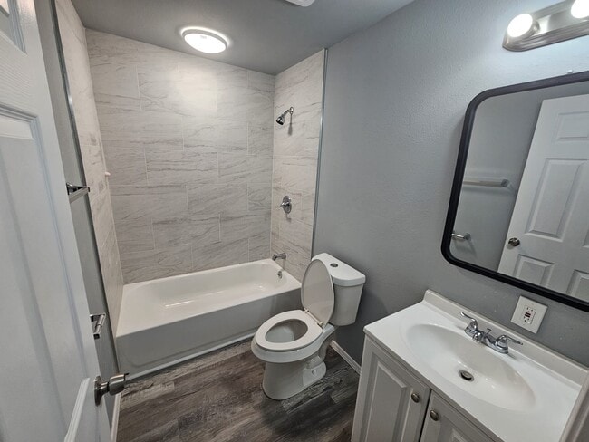 Photo - 411 NW Greenmeadow Dr