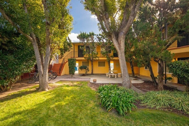 Building Photo - Pacific Beach: 2 Bedroom in Ideal Location... Unit 01 Rental