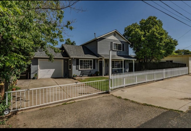 Building Photo - 12877 Pioneer St Rental
