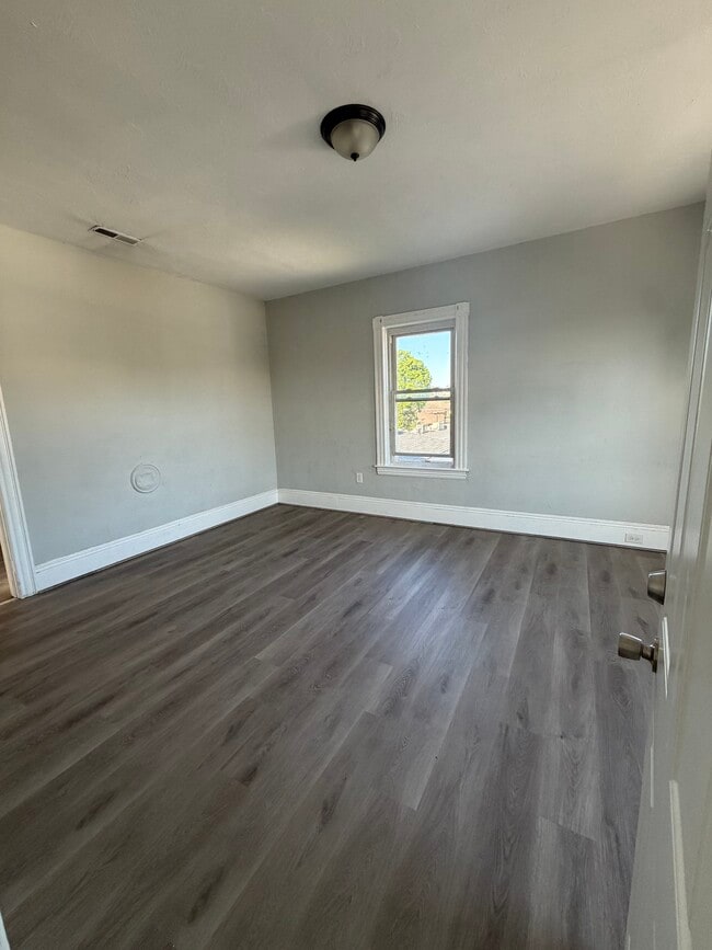 Building Photo - 10 Crompton St Unit 3