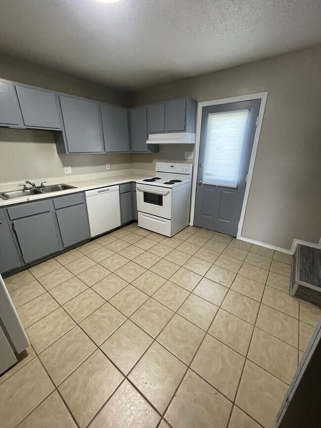 Photo - Beautiful 2bed/1bath Apartment Home Unit 2811-B