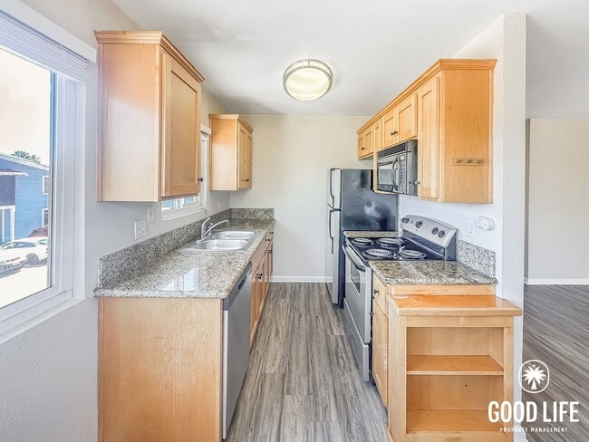 Building Photo - Inviting 1BD/1BA Upper-Level Condo in Golden Hill with Laundry On-Site & Reserved Parking Unit 3053 C Street 2