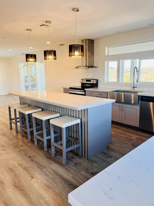 Building Photo - Gorgeous 3 bd, 2.5 ba on 1 acre