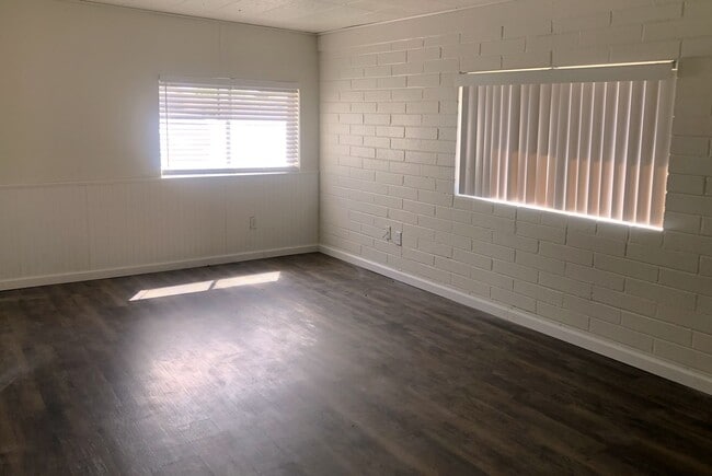 Photo - Beautifully Remodeled 3+1 Bungalow with Indoor-Outdoor Living