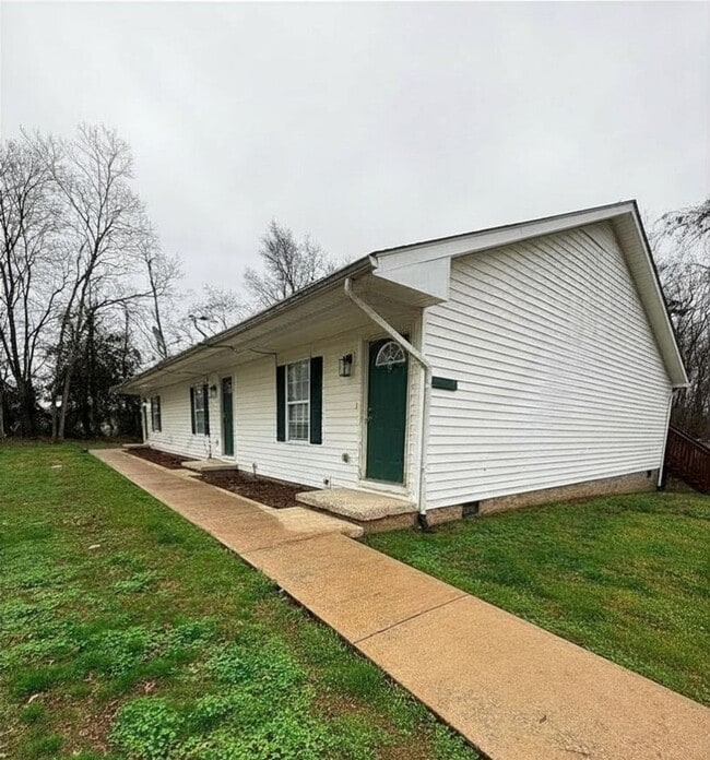 Building Photo - Cozy 2 Bedroom Garden Apartment Unit 413 Fairview Ave. Apt. B