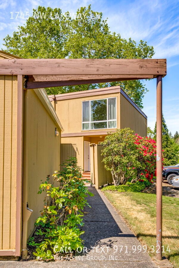 Building Photo - 1745 NW Lakeway Ln Rental