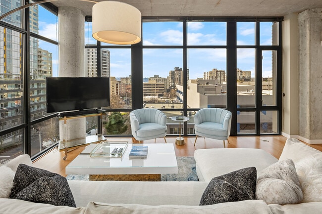 Building Photo - 2720 3rd Ave Unit #612