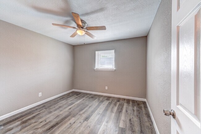Photo - 523 Spring Dr Unit 4