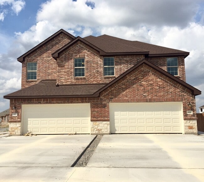 Building Photo - LUXURY 2 STORY DUPLEX LOCATED IN MIDLOTHIAN, TEXAS!