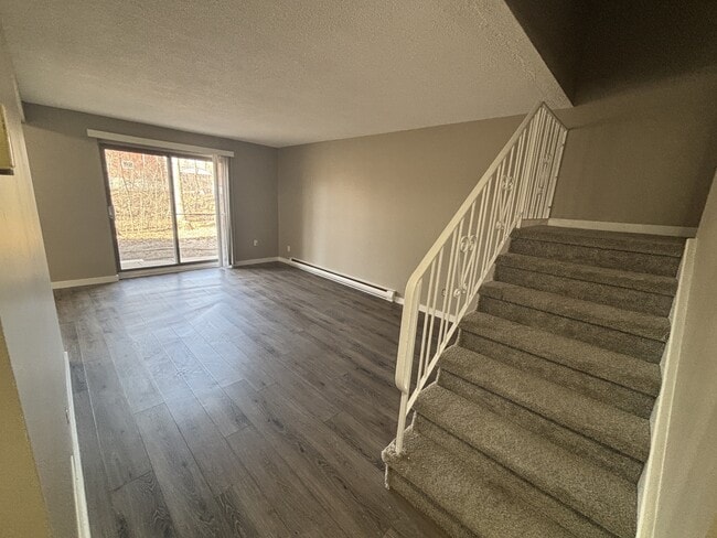 Building Photo - 499 Albert St Unit 8